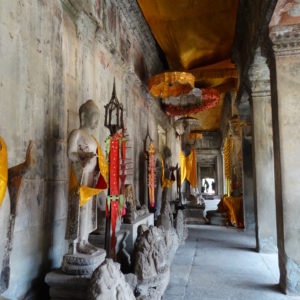 Dans une galerie d'Angkor Vat